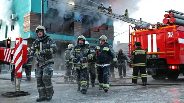 Сотрудники МЧС России во время тушения пожара