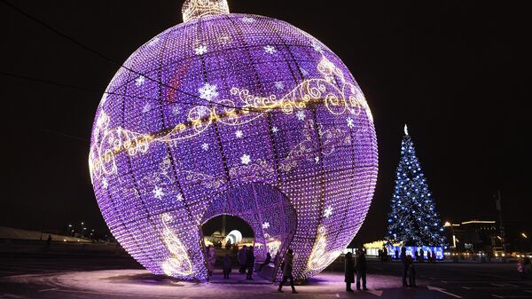 Новогоднее украшение в виде елочного шара и елка на Кутузовском проспекте в Москве