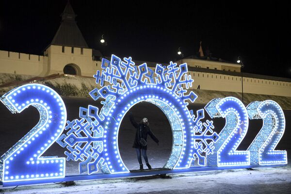 Девушка фотографируется у новогодней инсталляции возле Казанского кремле
