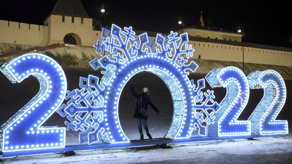Девушка фотографируется у новогодней инсталляции возле Казанского кремле