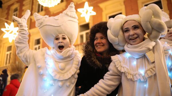 Участники новогоднего парада, посвященного открытию фестиваля Новогодняя столица России-2022 в Нижнем Новгороде