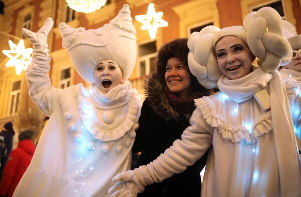 Участники новогоднего парада, посвященного открытию фестиваля Новогодняя столица России-2022 в Нижнем Новгороде
