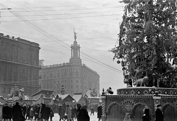 Новогодняя ярмарка на Пушкинской площади. Москва, 1947 год