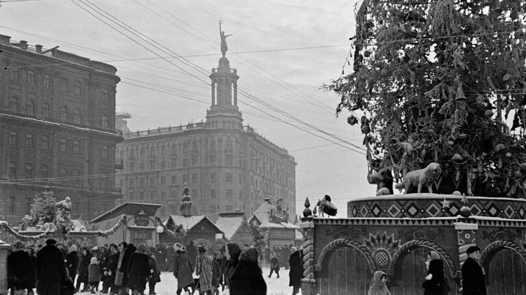 Новогодняя ярмарка на Пушкинской площади. Москва, 1947 год