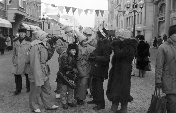 В дни новогодних праздников на пешеходной улице Старый Арбат