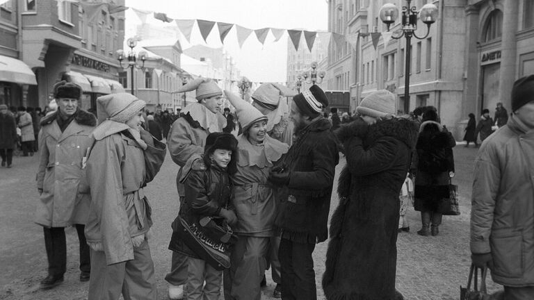 В дни новогодних праздников на пешеходной улице Старый Арбат