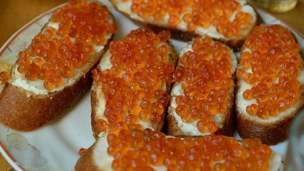 Бутерброды с красной икрой  - РИА Новости, 1920, 30.11.2025
