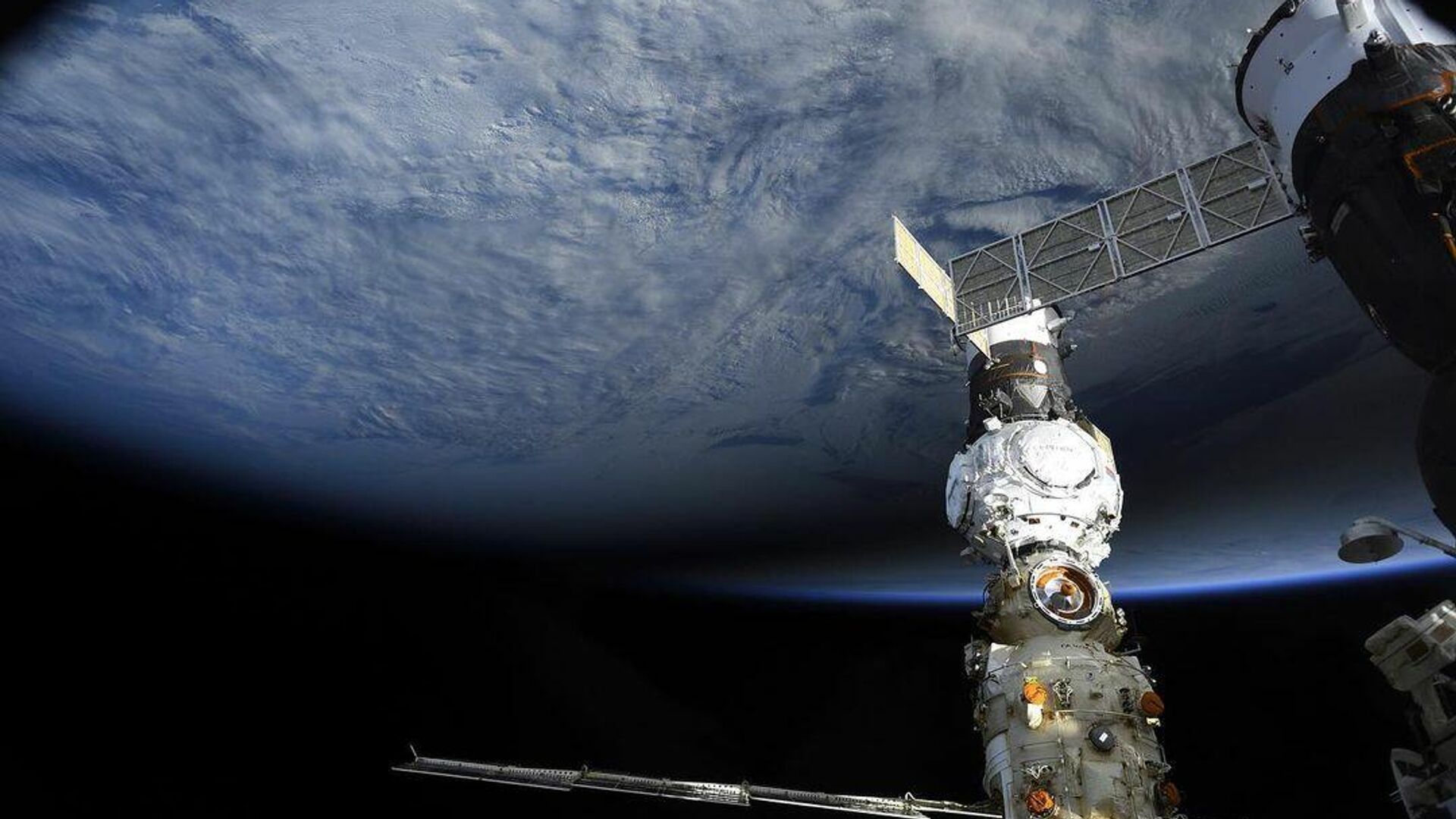 Орбиту МКС подняли перед полетами "Союзов" в марте
