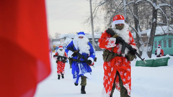 Сотрудники Росгвардии в костюмах Дедов Морозов проходят зимнюю Штурмовую полосу в Кемеровской области