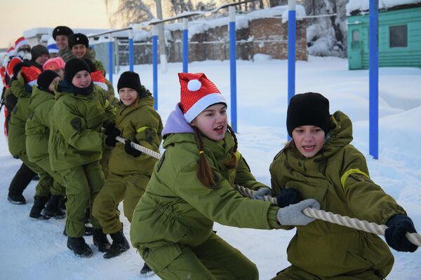 Воспитанники профильных классов Росгвардии проходят зимнюю Штурмовую полосу в Кемеровской области