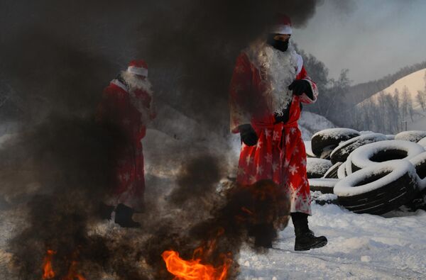 Сотрудники Росгвардии в костюмах Дедов Морозов проходят зимнюю Штурмовую полосу в Кемеровской области
