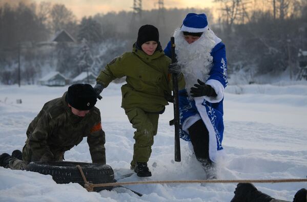 Сотрудники Росгвардии и воспитанники профильных классов Росгвардии проходят зимнюю Штурмовую полосу в Кемеровской области