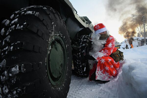 Сотрудник Росгвардии в костюме Деда Мороза проходит зимнюю Штурмовую полосу в Кемеровской области