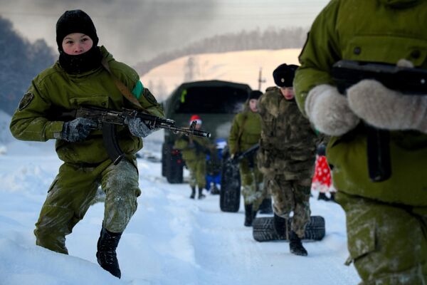 Воспитанники профильных классов Росгвардии проходят зимнюю Штурмовую полосу в Кемеровской области