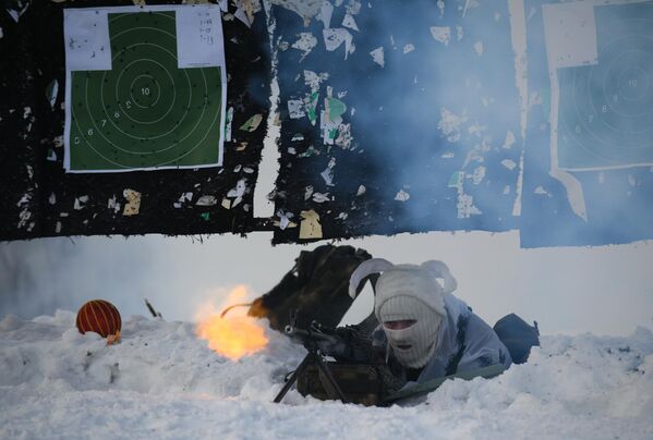 Условный заяц-террорист на зимней Штурмовой полосе в Кемеровской области