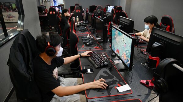 Мужчина играет в компьютерную игру в интернет кафе в Пекине