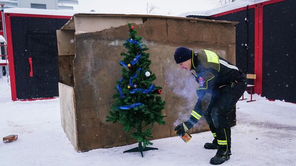 Работники департамента по делам гражданской обороны, чрезвычайным ситуациям и пожарной безопасности города Москвы демонстрируют несчастные случаи, которые могут произойти на новогодних праздниках при неосторожном использовании фейерверков и свечей