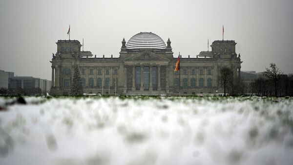 Снеговик у здания Рейхстага в Берлине, Германия