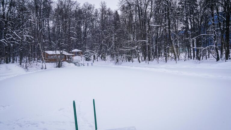 Спасатели на воде демонстрируют несчастные случаи, которые могут произойти при запуске фейерверков на льду