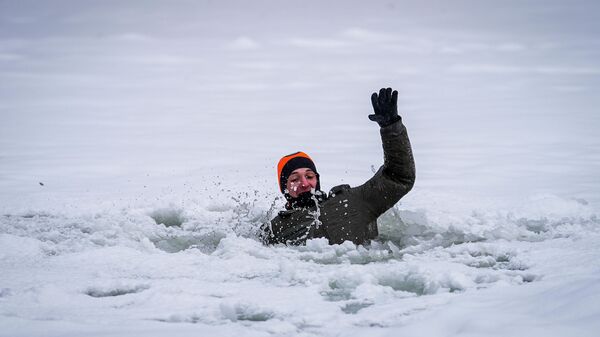 Спасатели на воде демонстрируют несчастные случаи, которые могут произойти при запуске фейерверков на льду