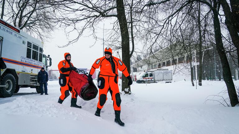 Спасатели на воде демонстрируют несчастные случаи, которые могут произойти при запуске фейерверков на льду