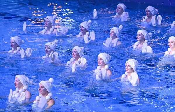 Участницы театра на воде Аквамагика выступают в шоу Отражение звёзд во дворце спорта Динамо в Москве