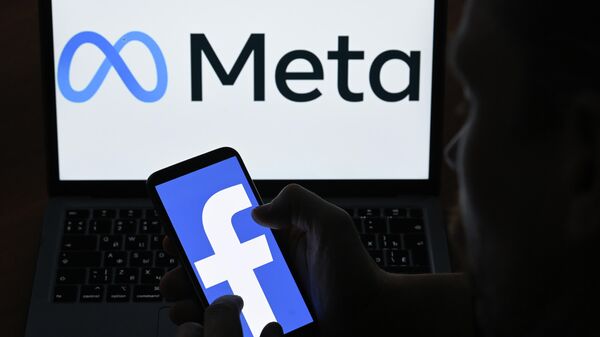 Логотипы компаний Facebook и Meta на экранах смартфона и монитора