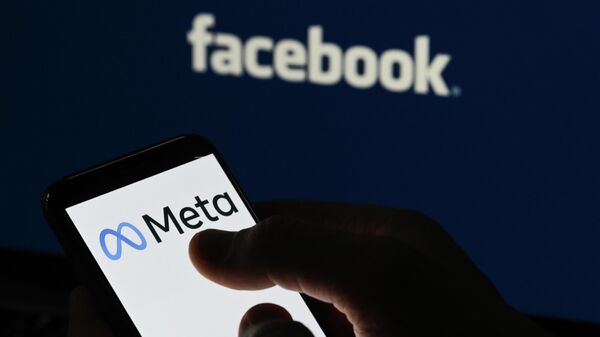 Логотипы компании Facebook и Meta на экранах смартфона и монитора