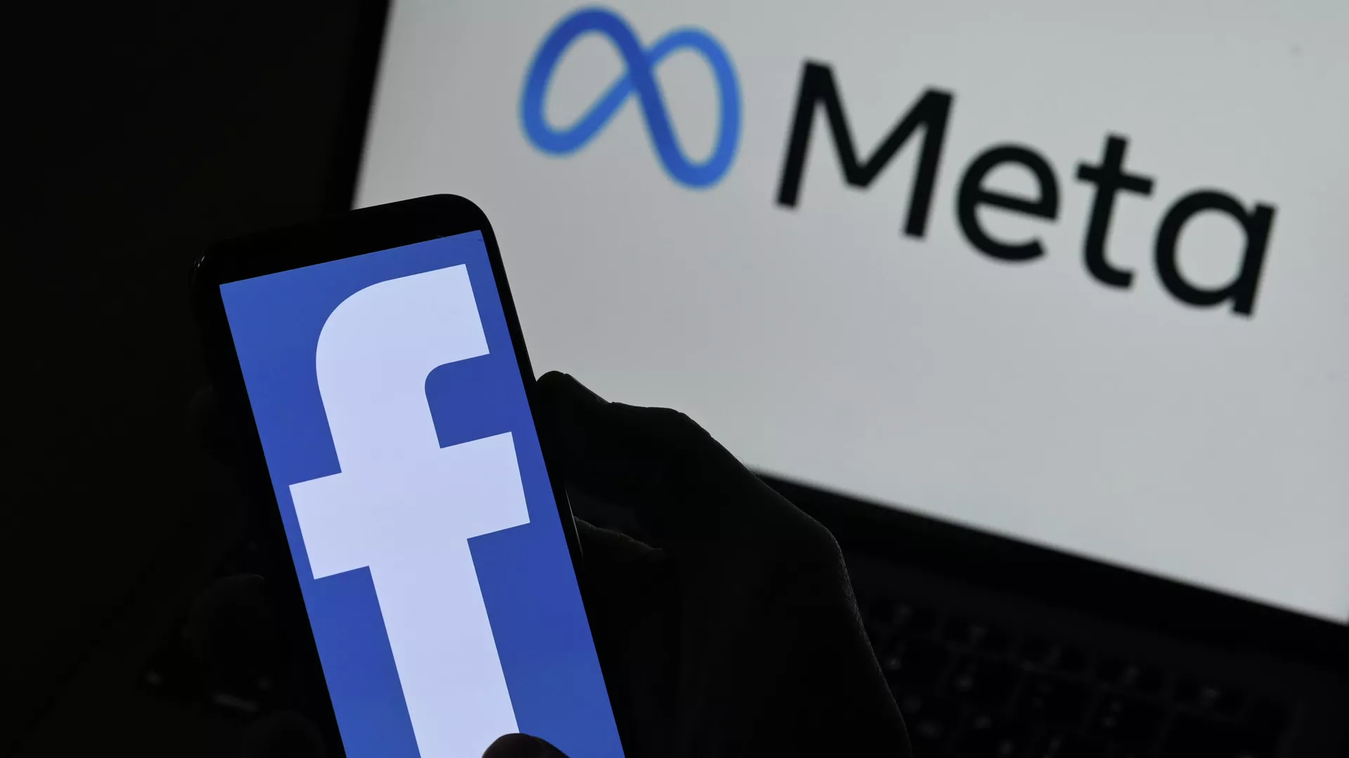 Логотипы компании Facebook и Meta на экранах смартфона и монитора - РИА Новости, 1920, 01.03.2022