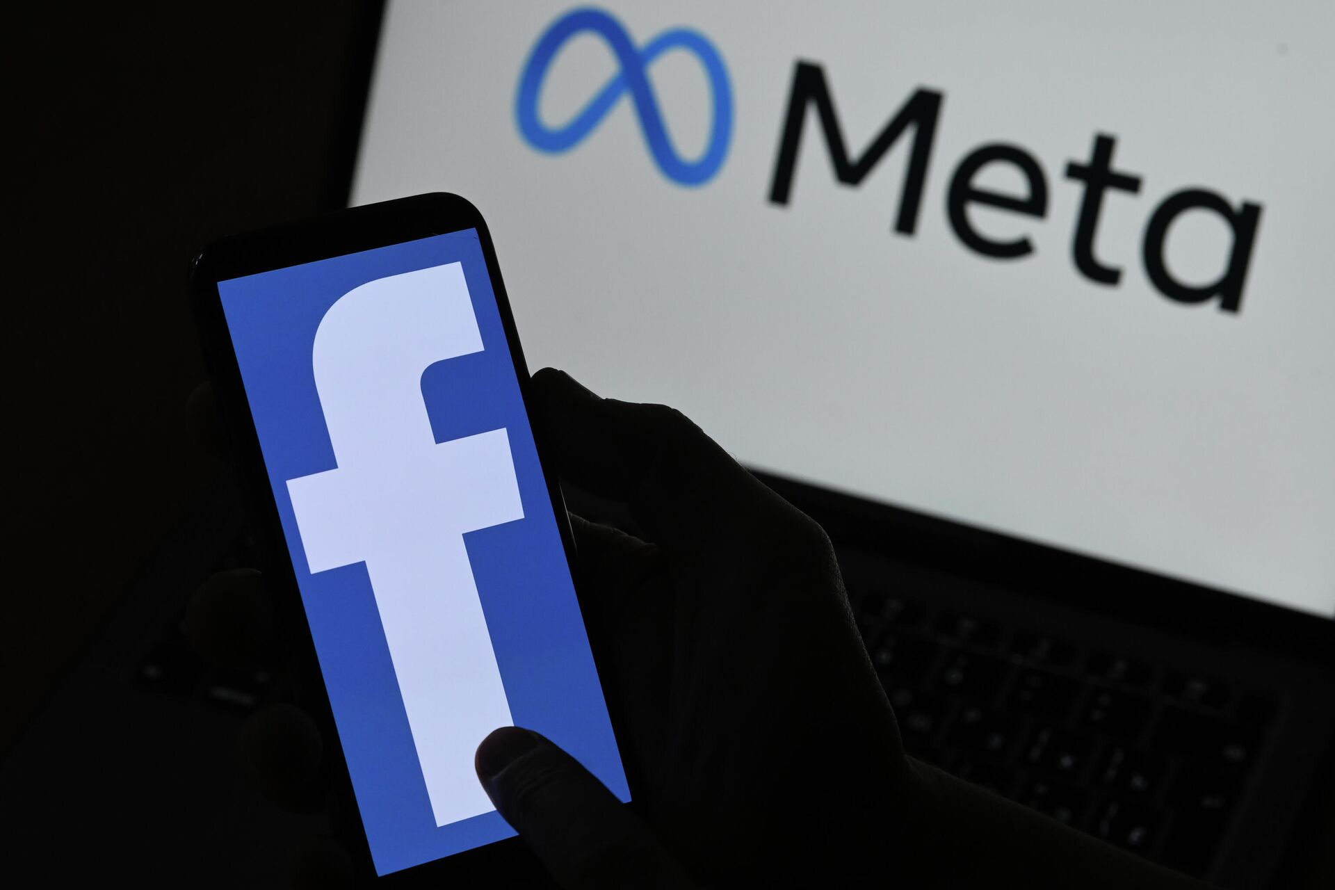 Логотипы компании Facebook и Meta на экранах смартфона и монитора - РИА Новости, 1920, 24.12.2021