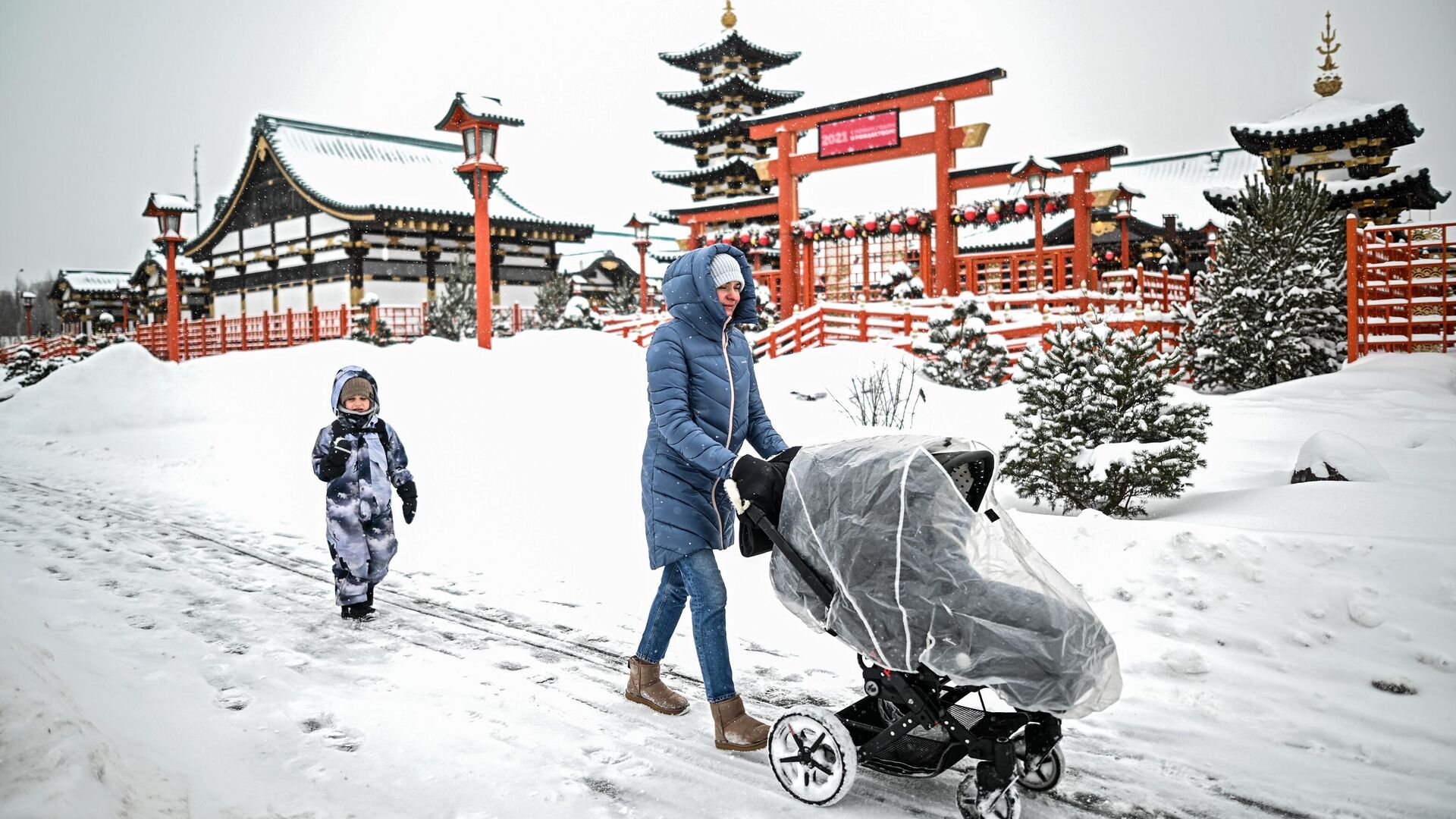 Женщина с детьми во время прогулки - РИА Новости, 1920, 14.01.2025