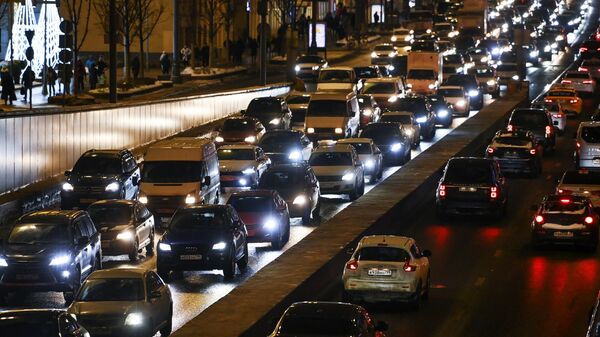 Автомобили стоят в пробке в Москве