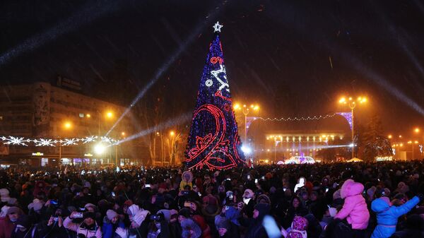 Горожане на площади Ленина в Донецке
