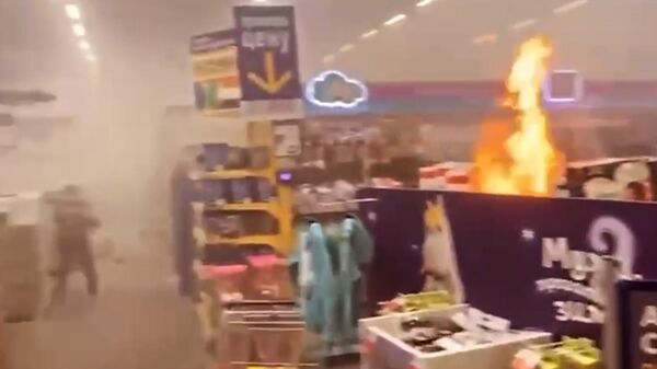 Кадры возгорания и взрыва фейерверка в томском гипермаркете