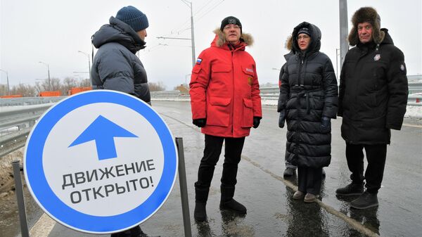 Губернатор Самарской области Дмитрий Азаров в субботу открыл рабочее движение по новому участку моста через реку Самару