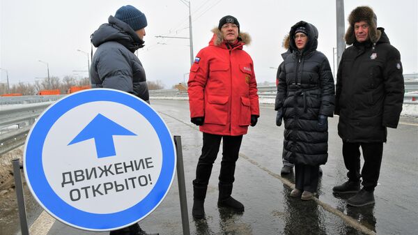 Губернатор Самарской области Дмитрий Азаров в субботу открыл рабочее движение по новому участку моста через реку Самару