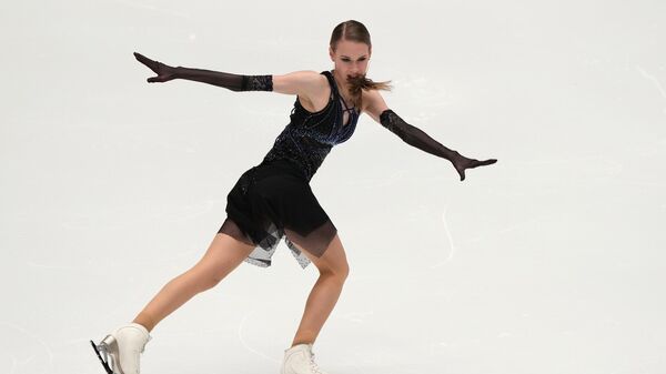 Майя Хромых выступает с короткой программой на чемпионате России по фигурному катанию