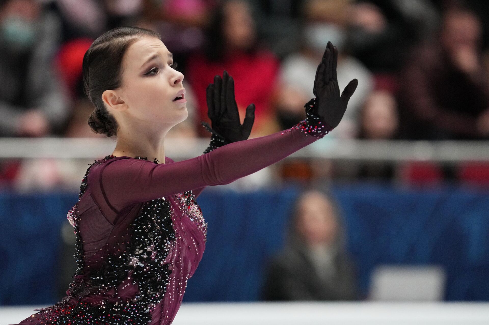 Анна Щербакова выступает с произвольной программой на чемпионате России по фигурному катанию - РИА Новости, 1920, 26.12.2021