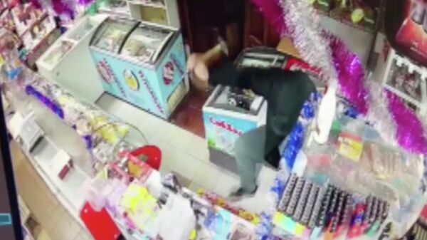 Кадр видео нападения мужчины с молотком в магазине в Тюмени