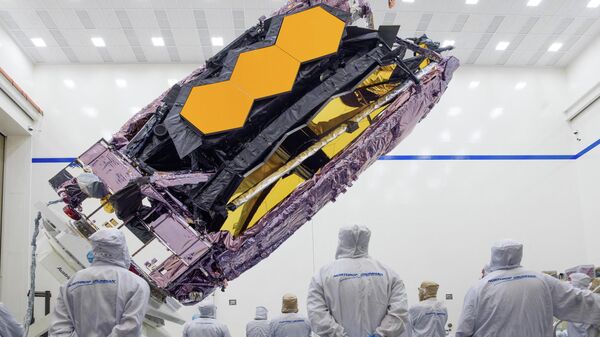 Космический телескоп Джеймс Уэбб  во время подготовки для отправки на стартовую площадку космодрома Куру