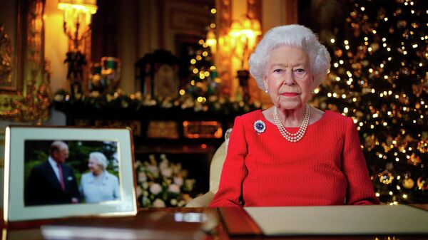 Королева Великобритании Елизавета II во время записи рождественского обращения в Виндзорском замке