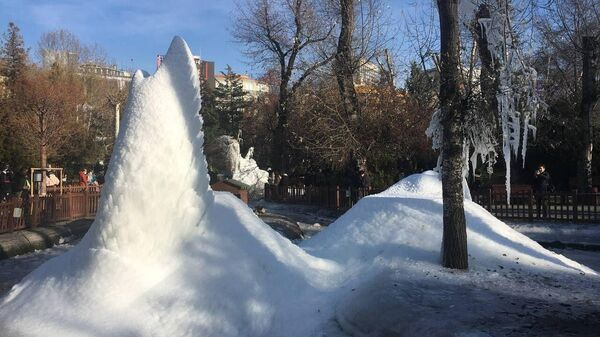 Замерзший фонтан в парке Кугулу, Турция