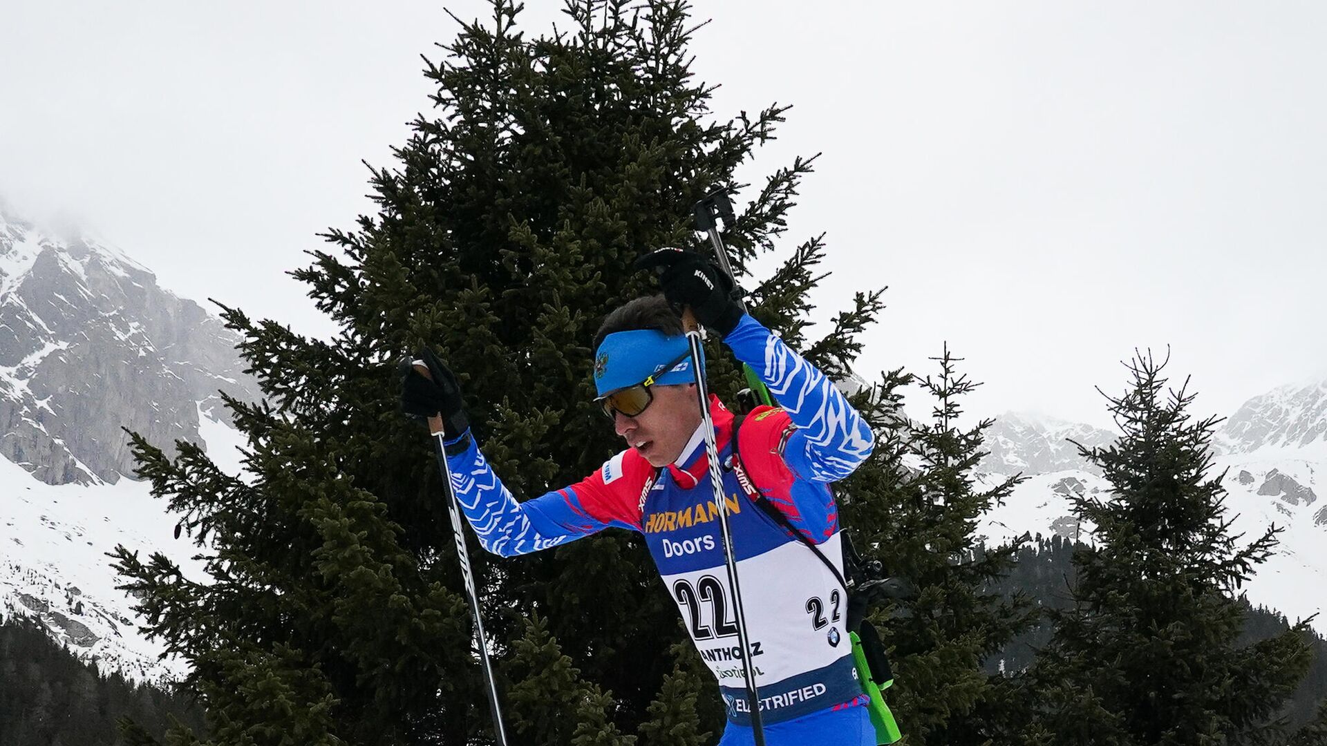 Никита Поршнев (Россия) на дистанции масс-старта среди мужчин на чемпионате мира по биатлону в итальянской Антерсельве. - РИА Новости, 1920, 26.12.2021