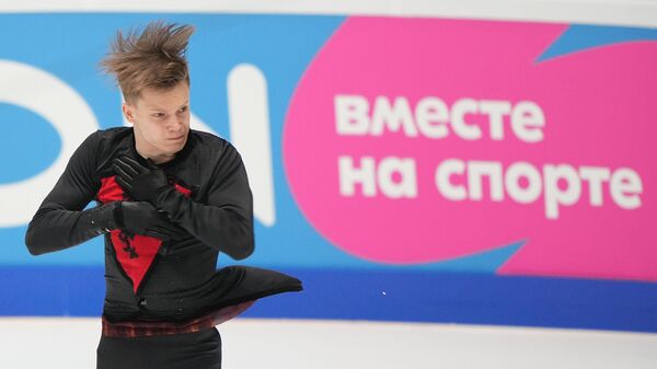 Евгений Семененко выступает с произвольной программой в мужском одиночном катании на чемпионате России по фигурному катанию в Санкт-Петербурге.