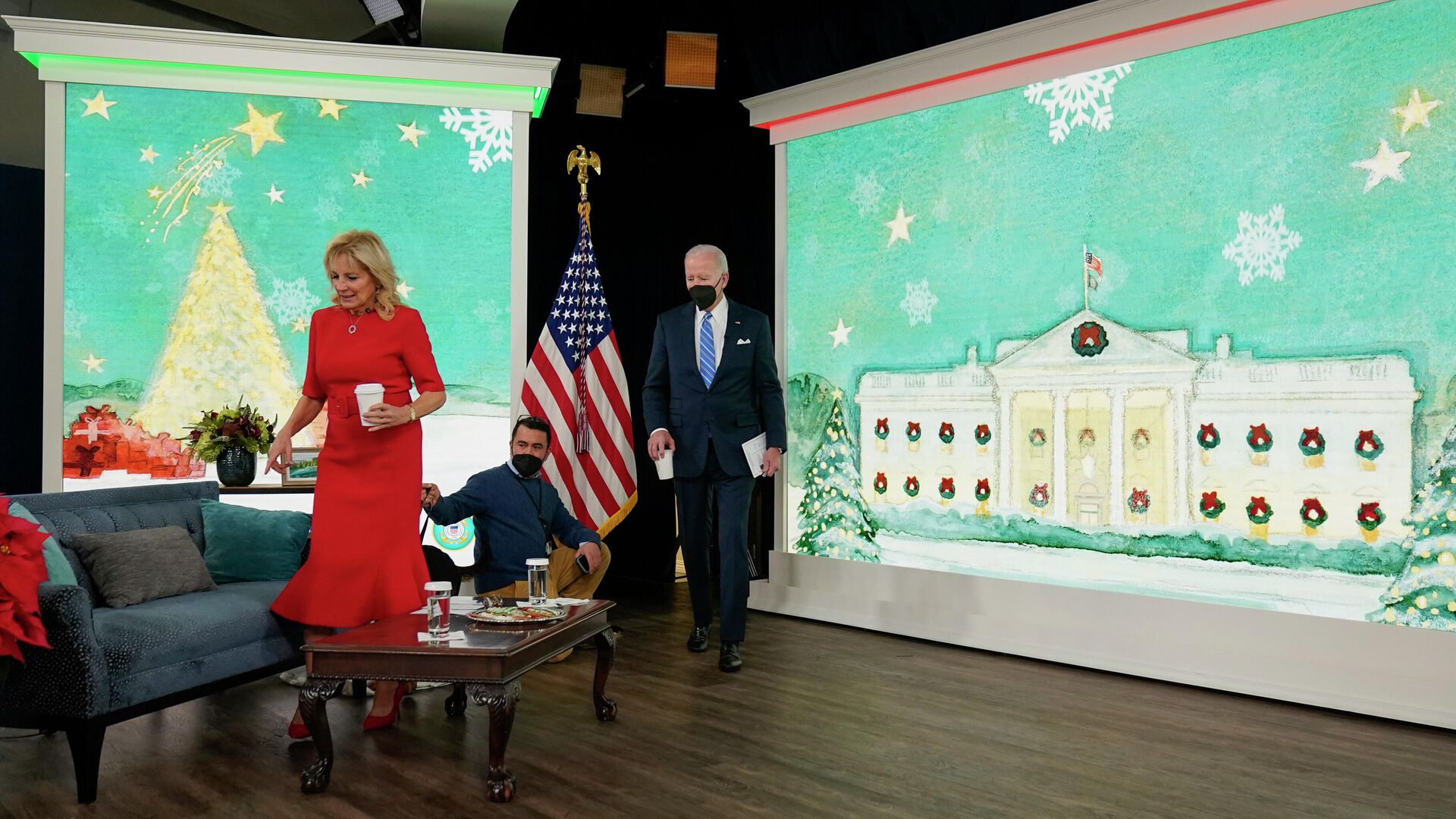 Президент США Джо Байден и первая леди Джилл во время традиционных рождественских звонков в Белом доме - РИА Новости, 1920, 26.12.2021