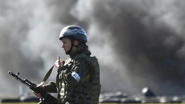 Военнослужащая Национальной гвардии Украины во время соревнований под Киевом