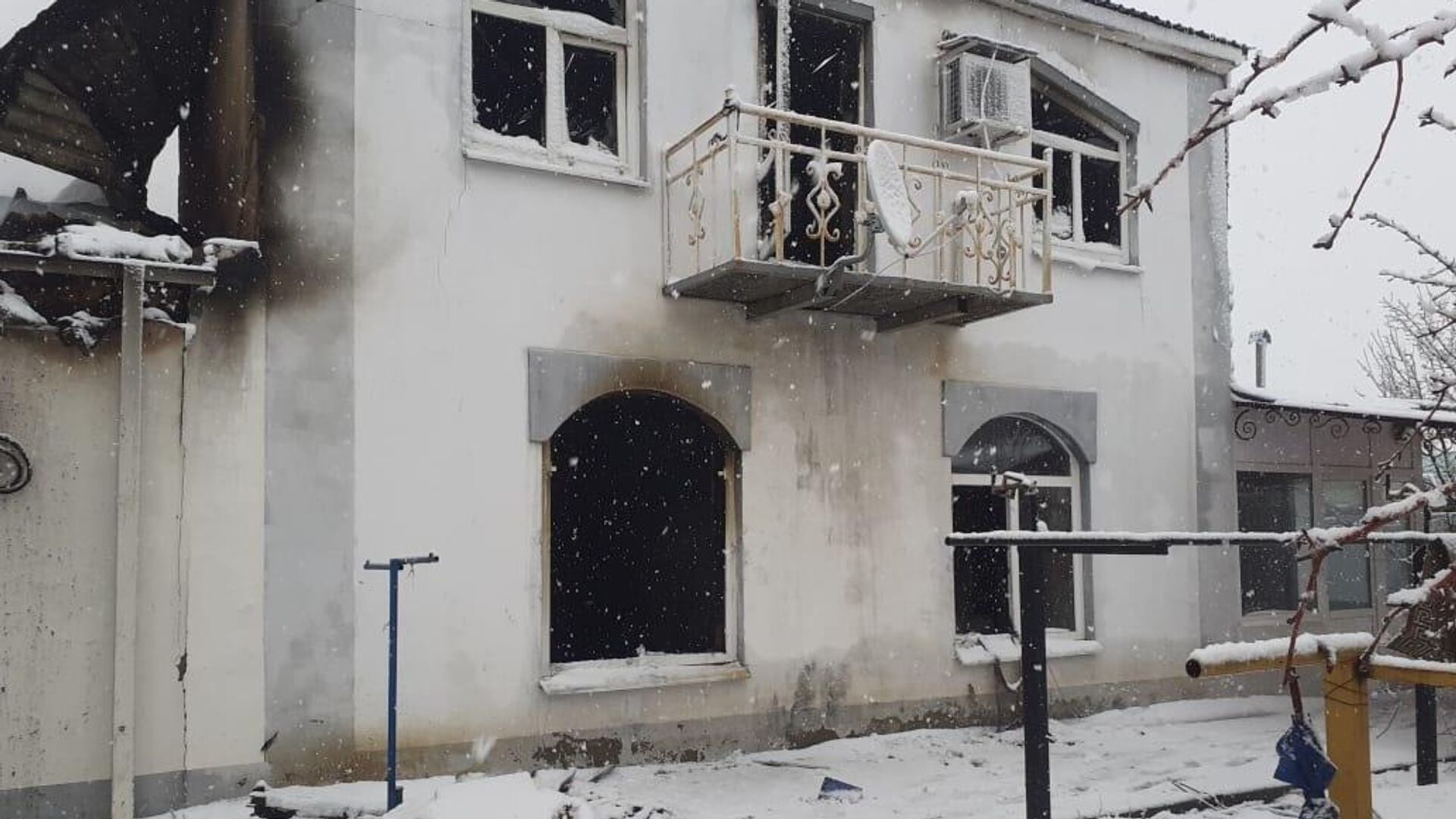 На месте пожара в жилом доме в Александрово-Гайском районе Саратовской области - РИА Новости, 1920, 26.12.2021