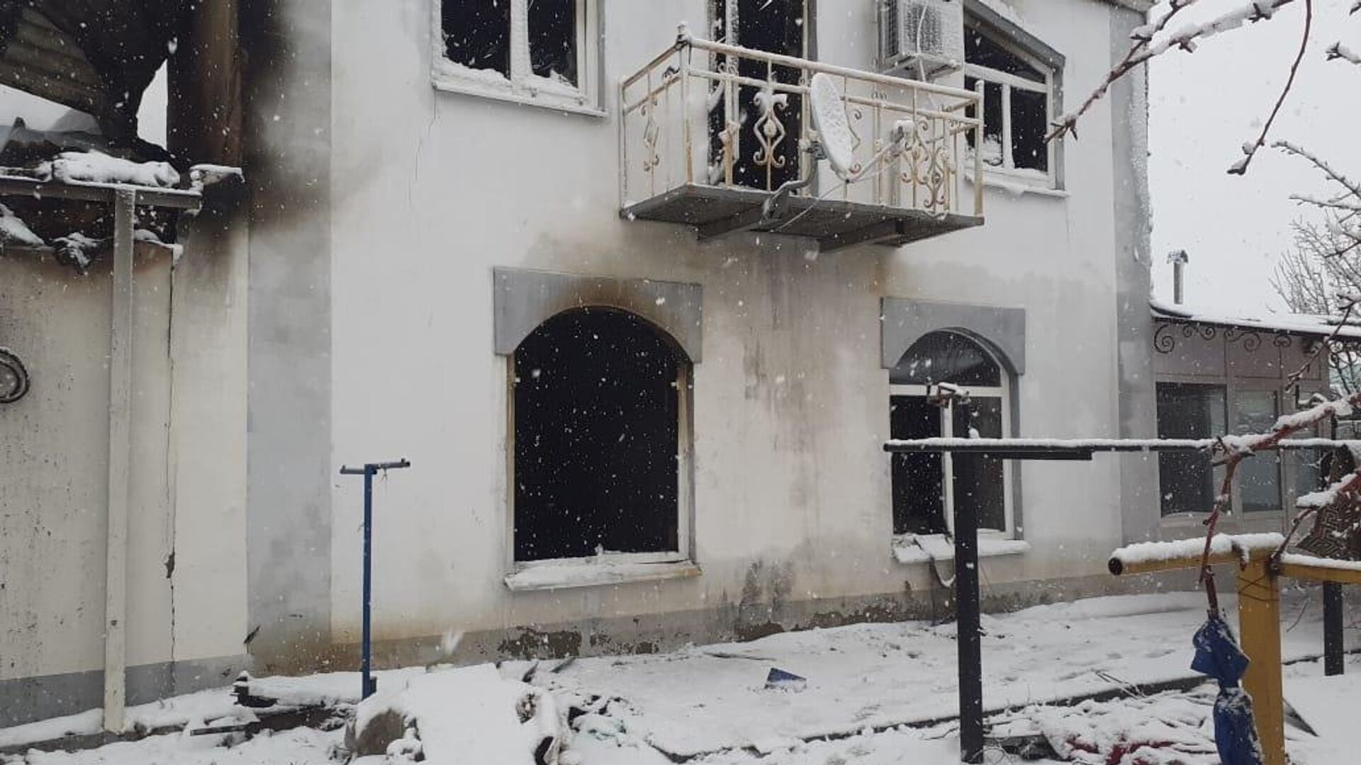 На месте пожара в жилом доме в Александрово-Гайском районе Саратовской области - РИА Новости, 1920, 26.12.2021
