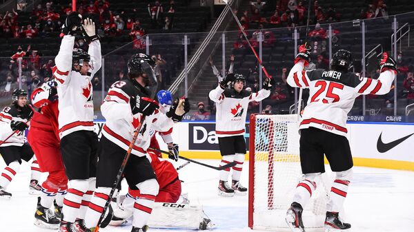 Хоккеист молодежной сборной Канады Оуэн Пауэр празднует гол в матче с Чехией, МЧМ-2022