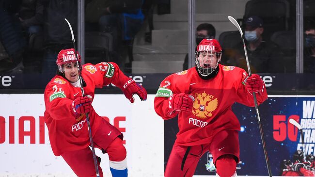 Форвард молодежной сборной России по хоккею Матвей Мичков (справа)